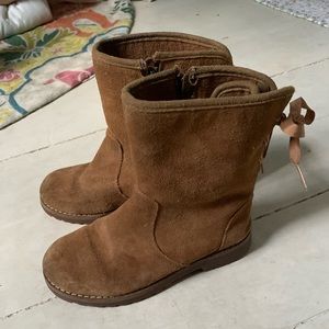 Girls ugg boots.